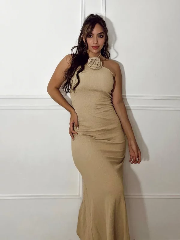 Vestido largo con cuello halter y flor
