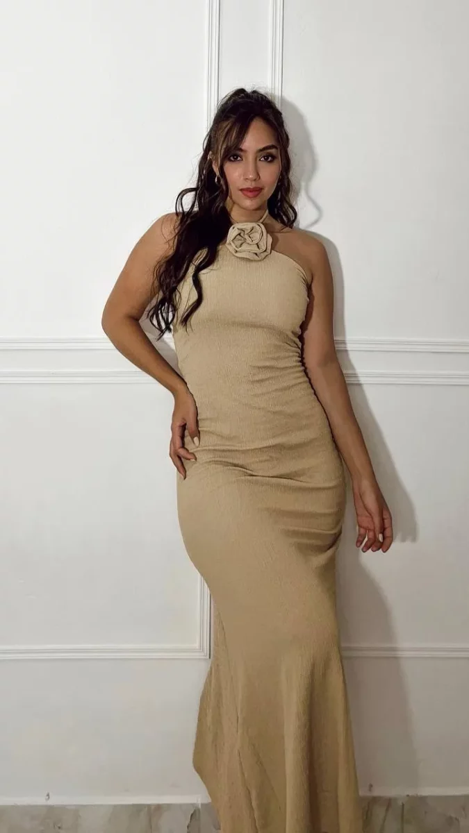 Vestido largo con cuello halter y flor