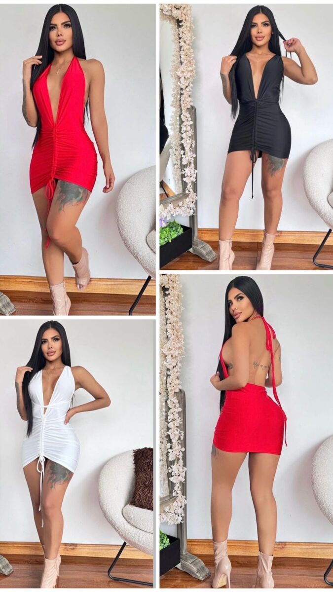Vestido corto con escote hasta el abdomen