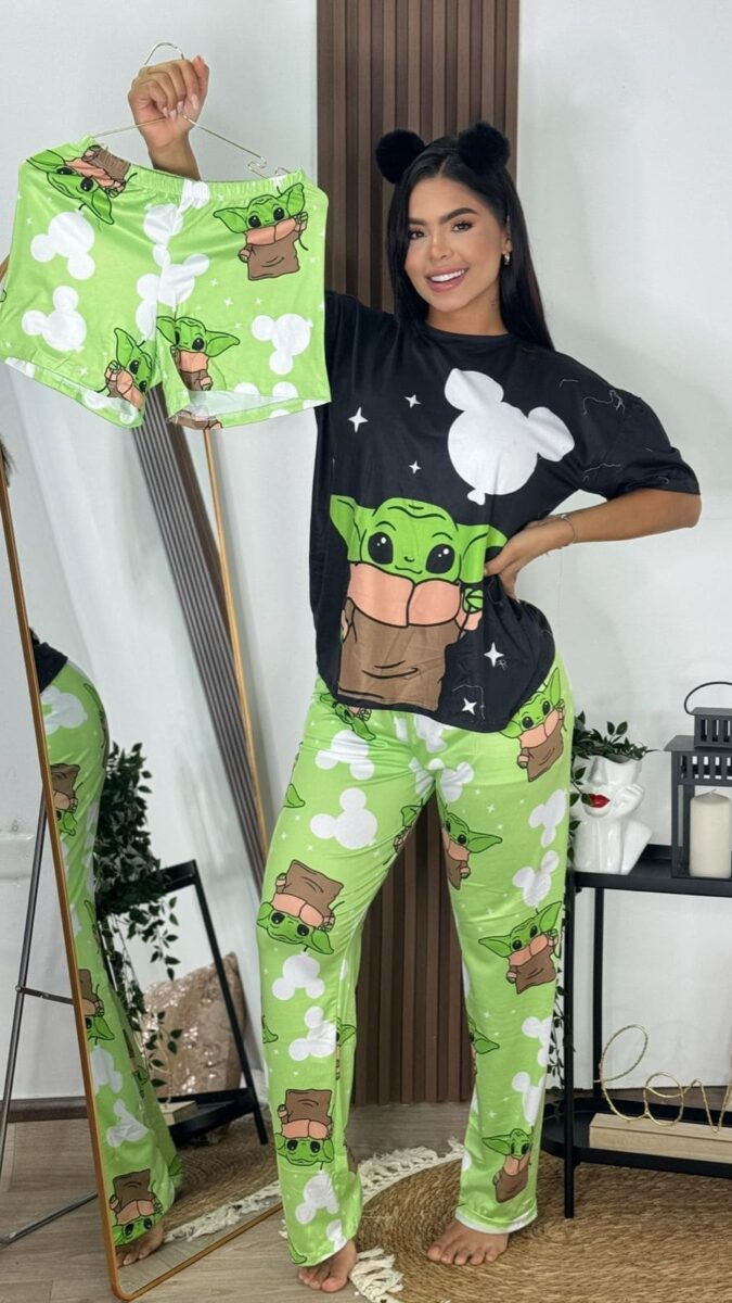 Conjunto de 3 Piezas Pijama con Estampado de Baby Yoda