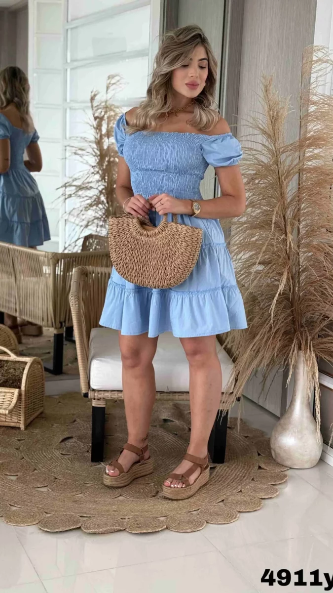 Vestido corto con hombros descubiertos y busto fruncido