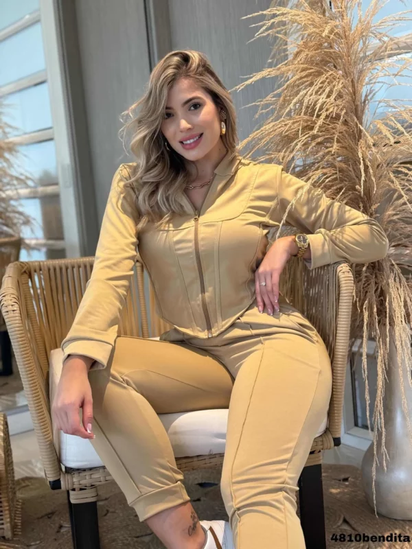 Conjunto deportivo pantalon y chaqueta con cremallera y corte bajo en v talla unica
