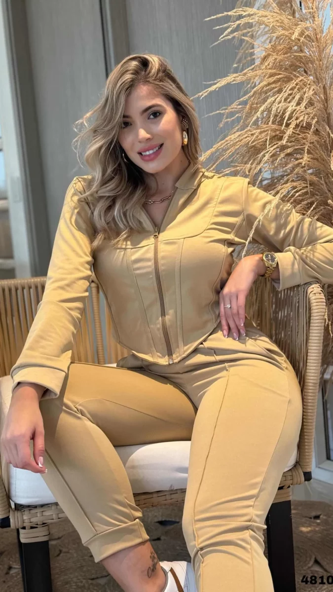 Conjunto deportivo pantalon y chaqueta con cremallera y corte bajo en v talla unica