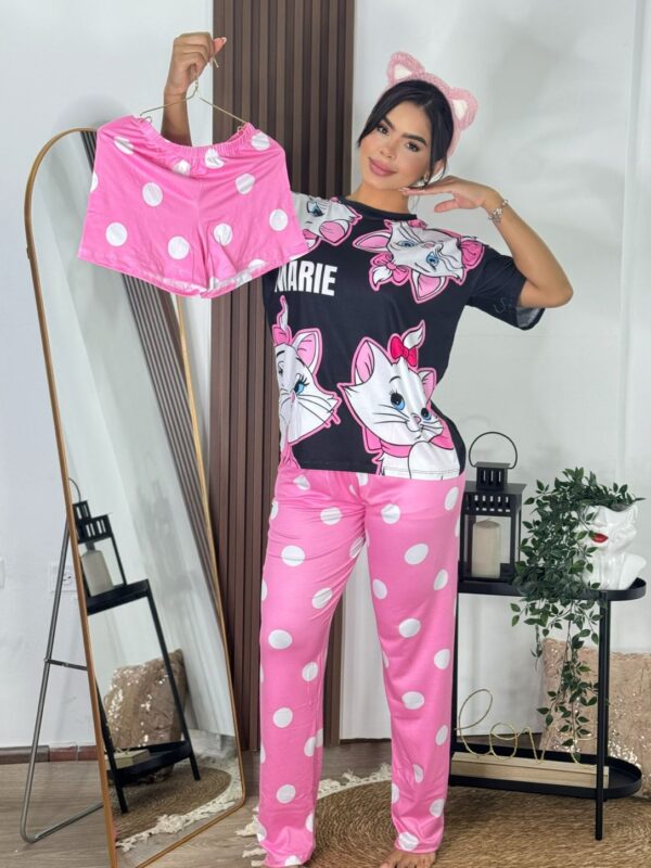 Pijama rosada con estampado de marie con puntos