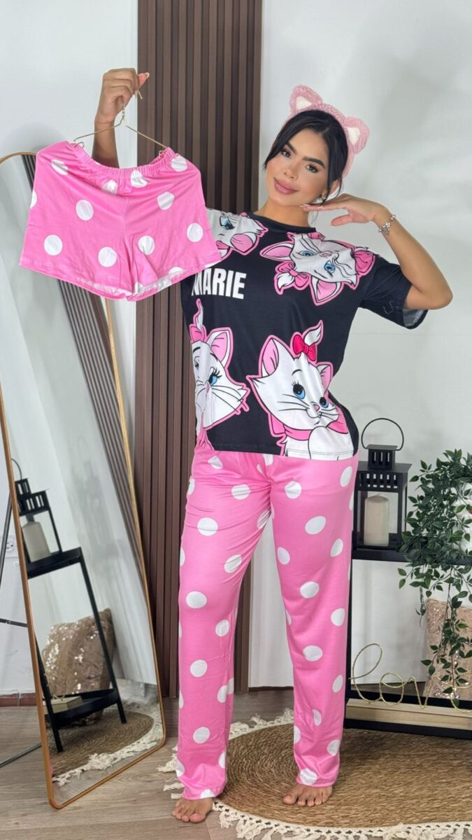 Pijama rosada con estampado de marie con puntos