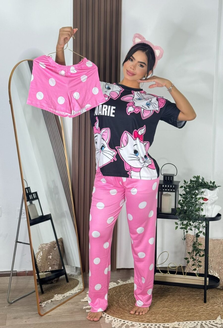 Pijama rosada con estampado de marie con puntos