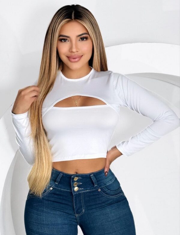 Crop top manga larga con cut out en el pecho