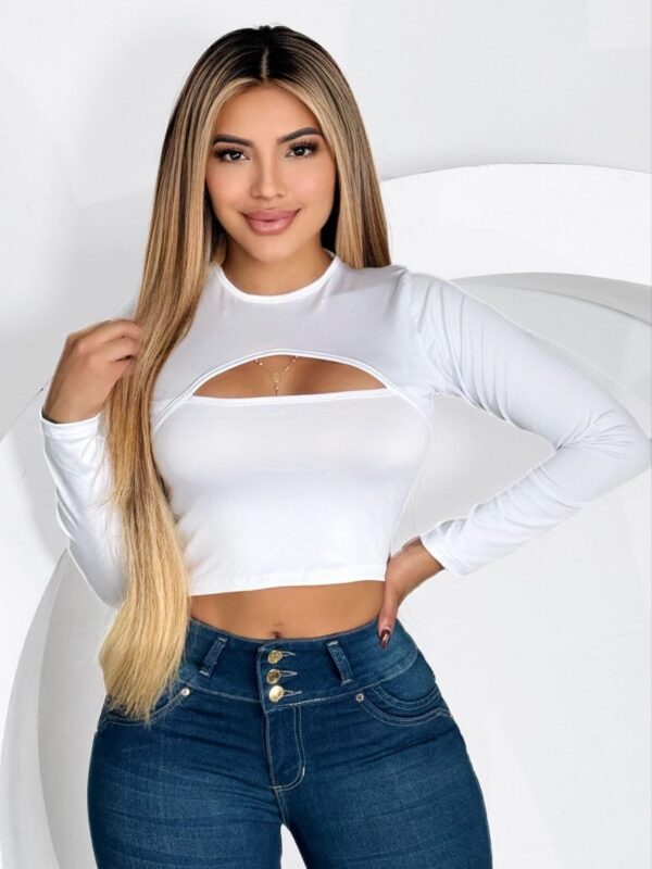 Crop top manga larga con cut out en el pecho
