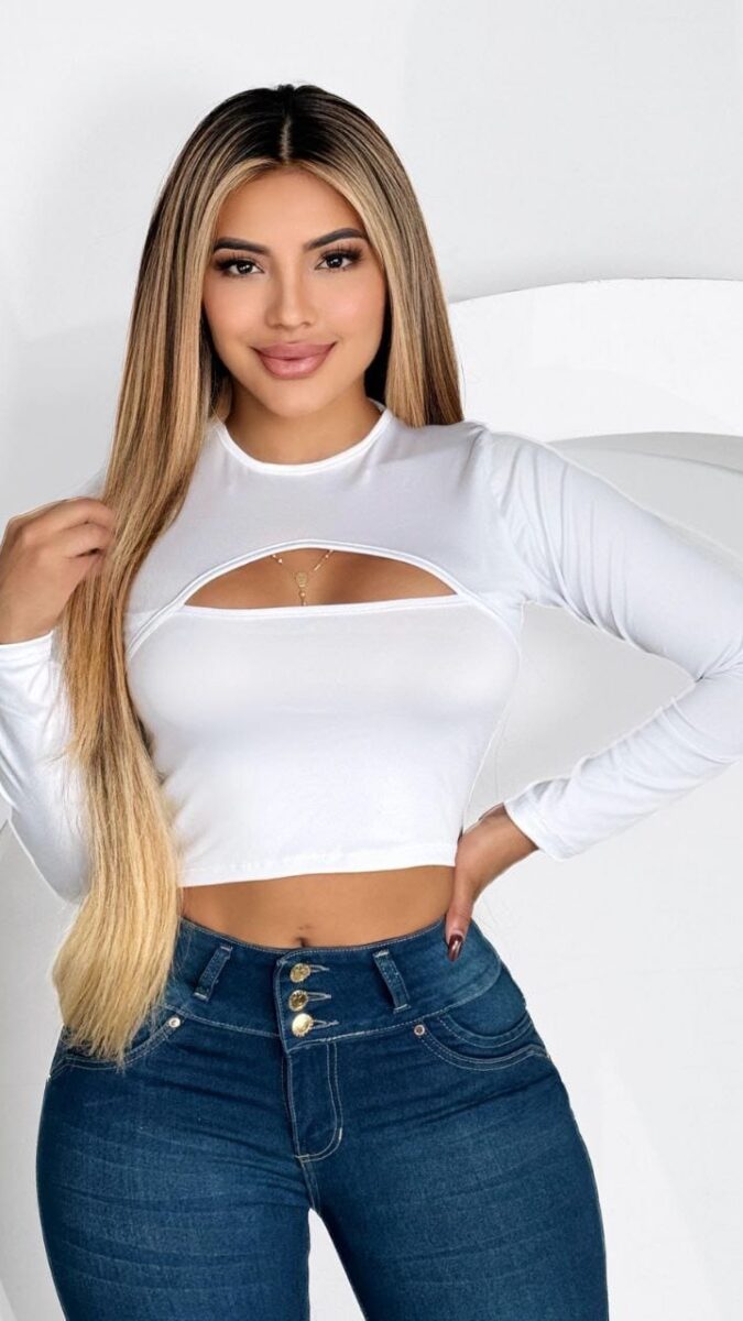 Crop top manga larga con cut out en el pecho