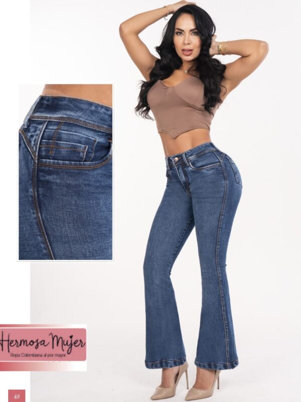 Jean en bota campana push up con tres botones y el tiro alto