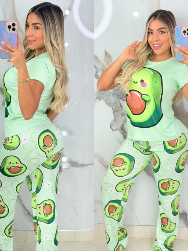 Pijama verde menta con estampado de aguacate