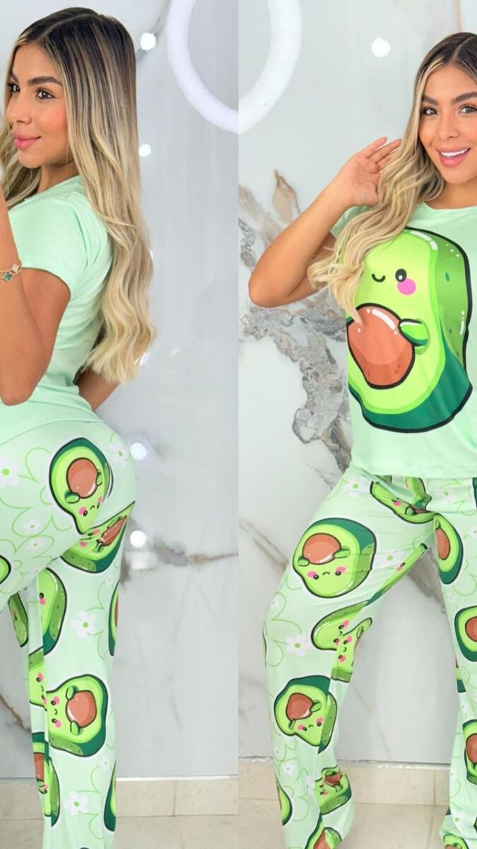 Pijama verde menta con estampado de aguacate