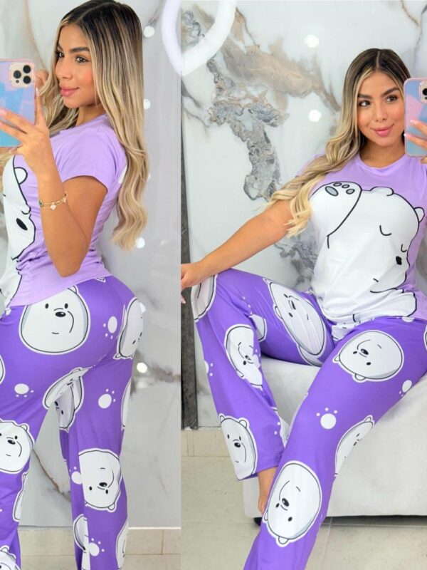 Pijama morada con estampado de polar