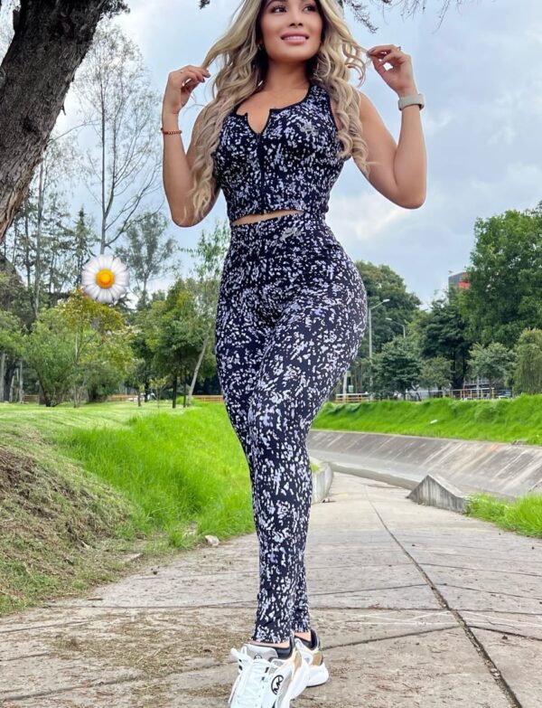 Conjunto deportivo con diseño de puntos en licra y con top
