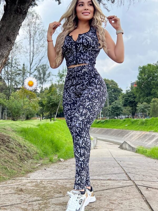 Conjunto deportivo con diseño de puntos en licra y con top