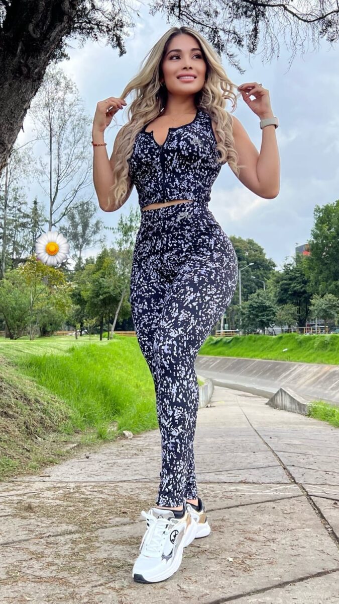 Conjunto deportivo con diseño de puntos en licra y con top