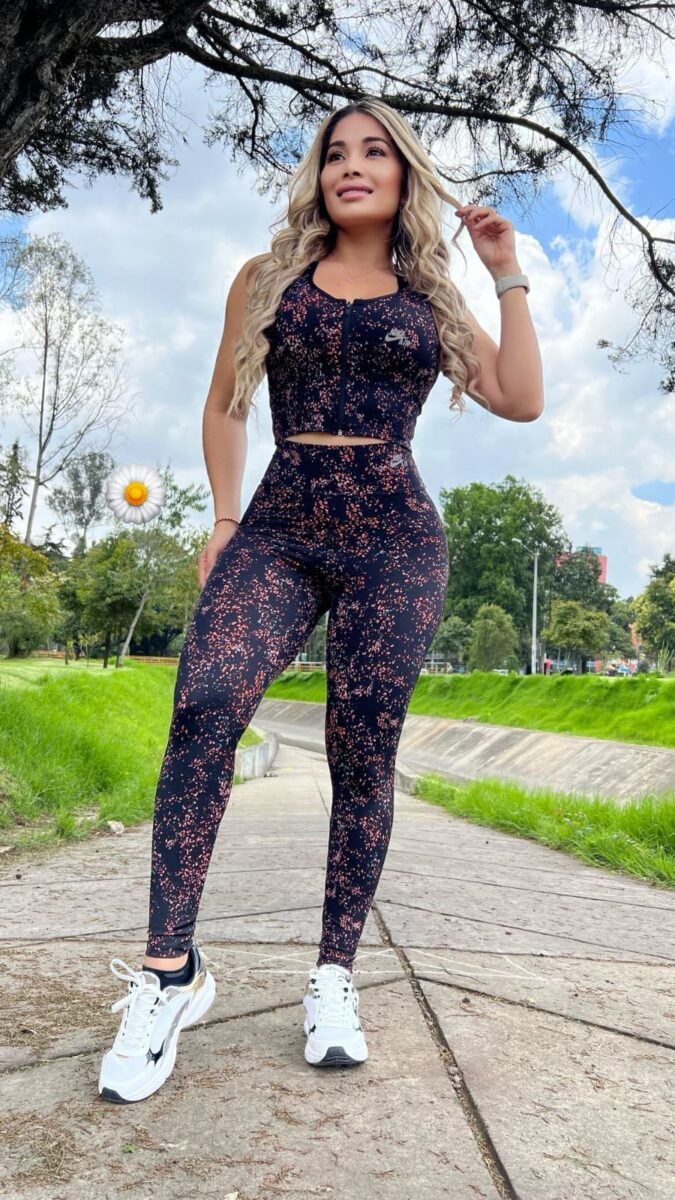 Conjunto deportivo con diseño tipo galaxia de licra con top de cremallera