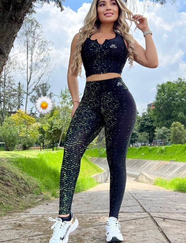 Conjunto deportivo de licra con top de cremallera