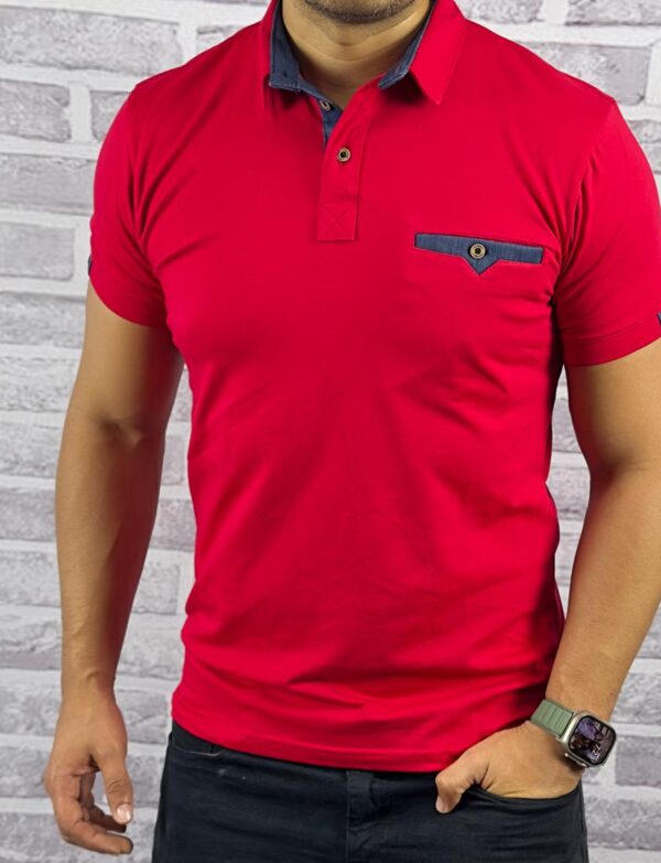 Camiseta de hombre con cuello de botones y bolsillo en el pecho
