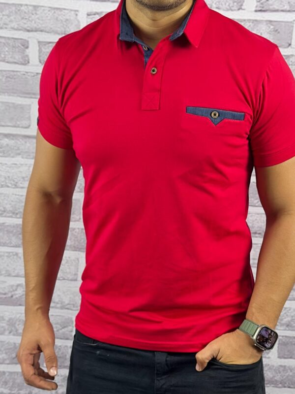 Camiseta de hombre con cuello de botones y bolsillo en el pecho