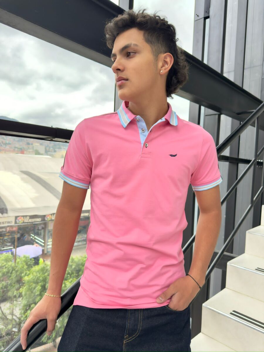 Camiseta en cuello polo con lineas - Image 4
