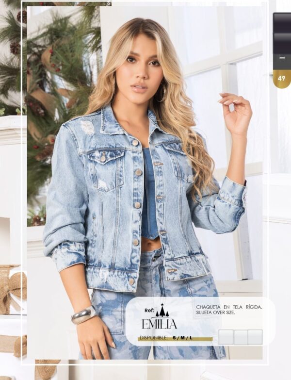 Chaqueta de jean con botones y rotos
