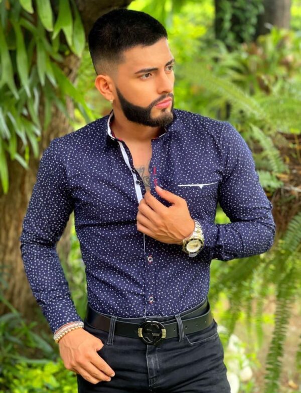 Camisa con estampado de puntos en manga larga