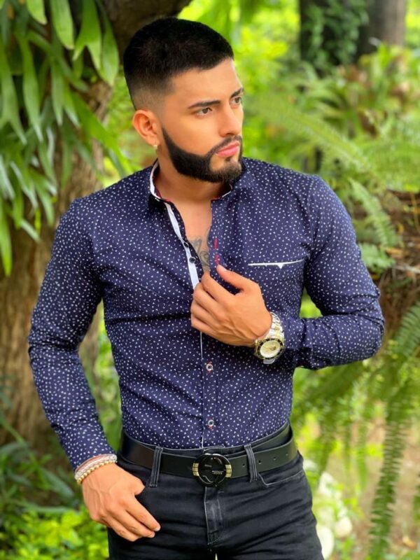 Camisa con estampado de puntos en manga larga