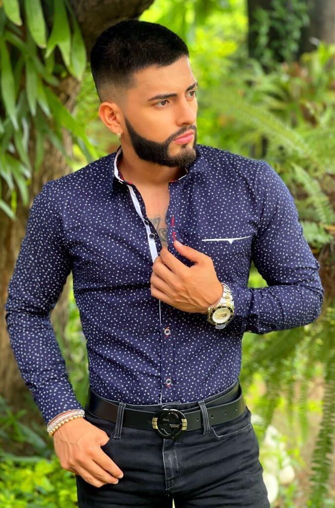 Camisa con estampado de puntos en manga larga