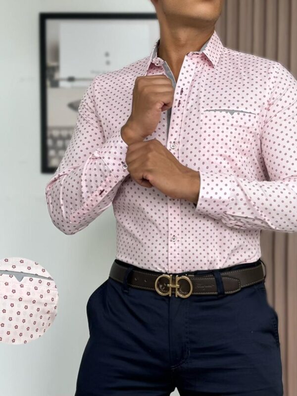 Camisa con diseño de flores diminutas