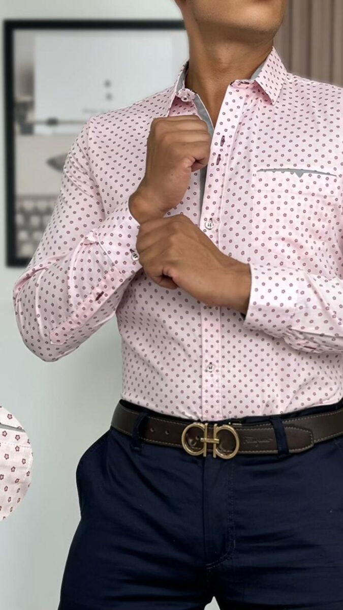 Camisa con diseño de flores diminutas