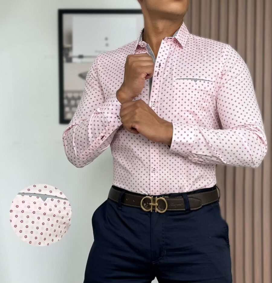 Camisa con diseño de flores diminutas