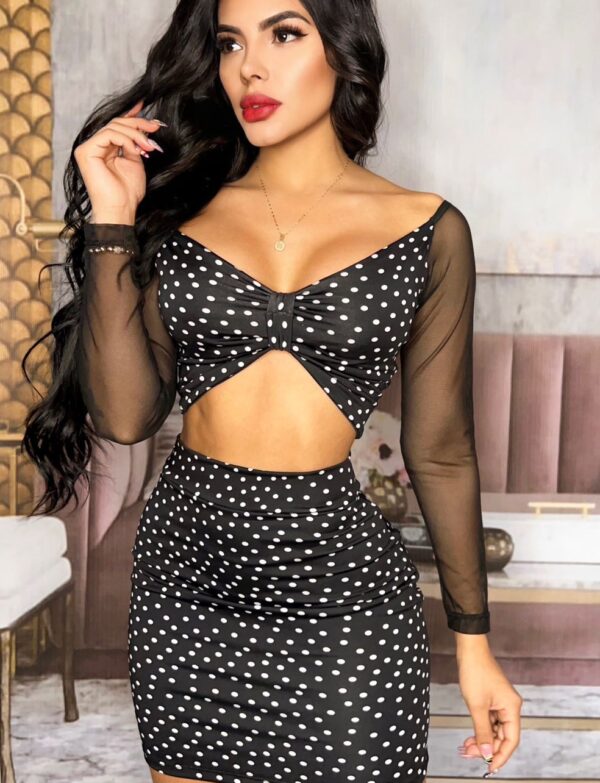 Conjunto falda y blusa con puntos blancos