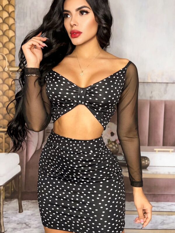 Conjunto falda y blusa con puntos blancos