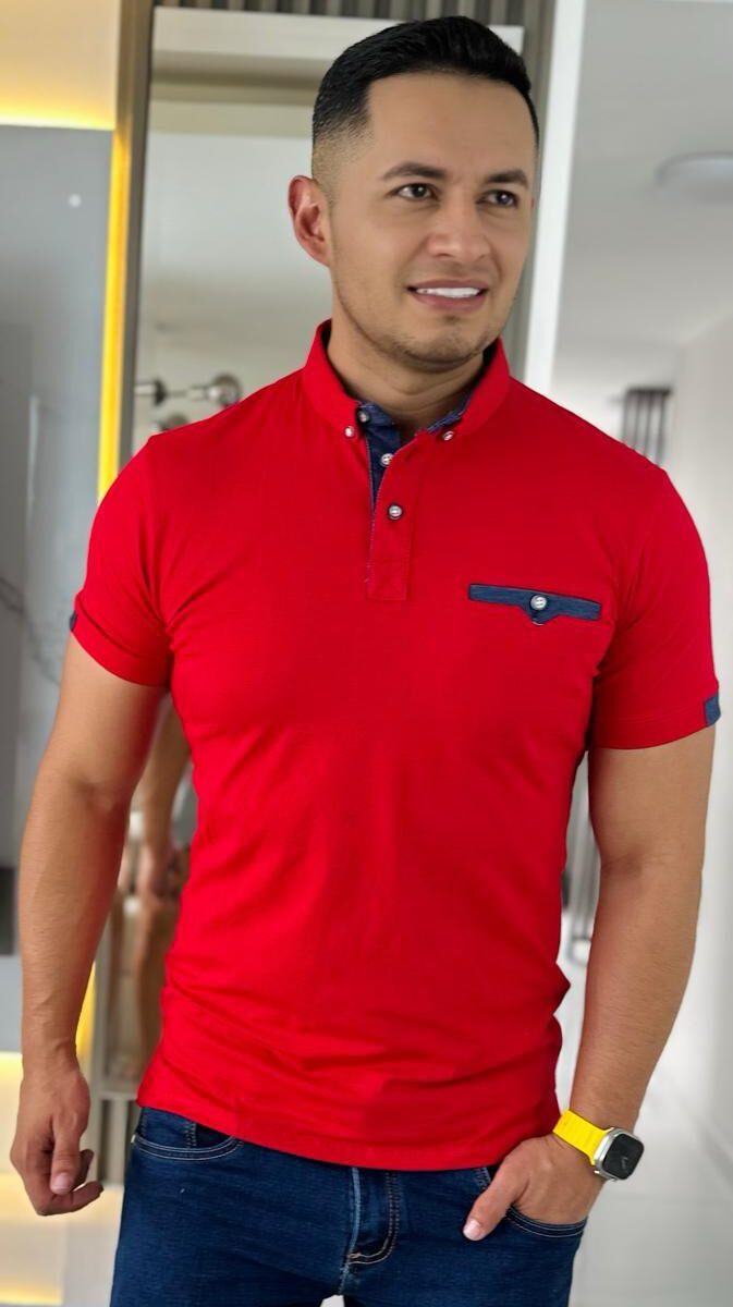 Camiseta con cuello de botones y con detalles en azul