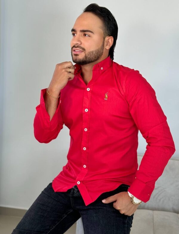 Camisa polo con botones blancos