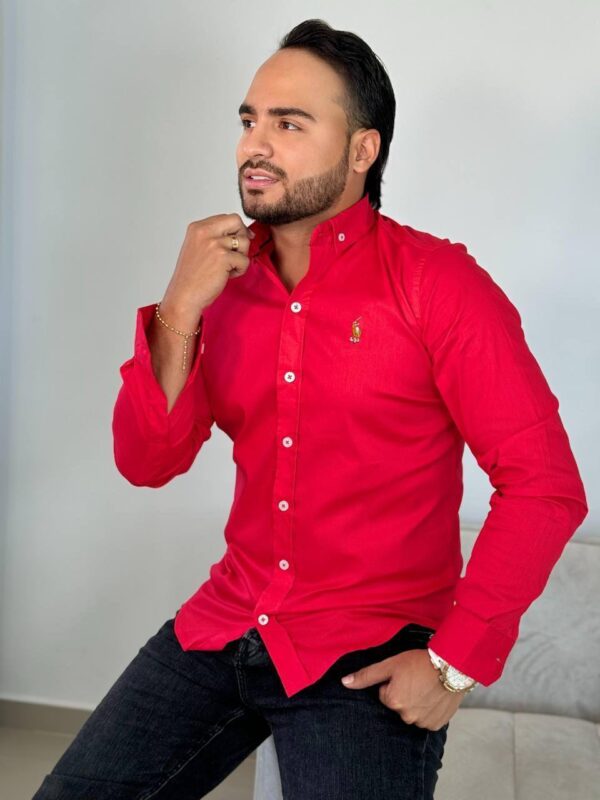 Camisa polo con botones blancos