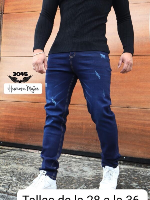 Jean azul clasico con detalles de desgaste