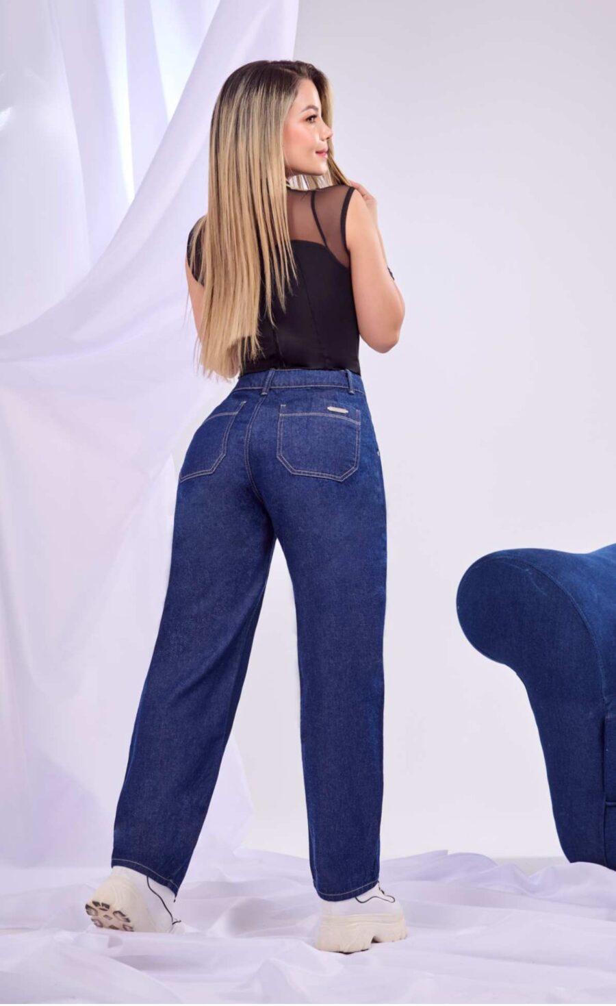 Jean push up bota recta tiro alto estilo barrel