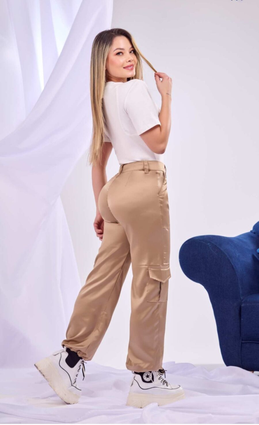 Pantalón cargo con bota ajustable en tela satin - Image 3