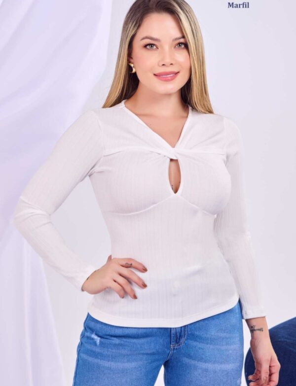 Blusa marfil elegancia nudo frontal