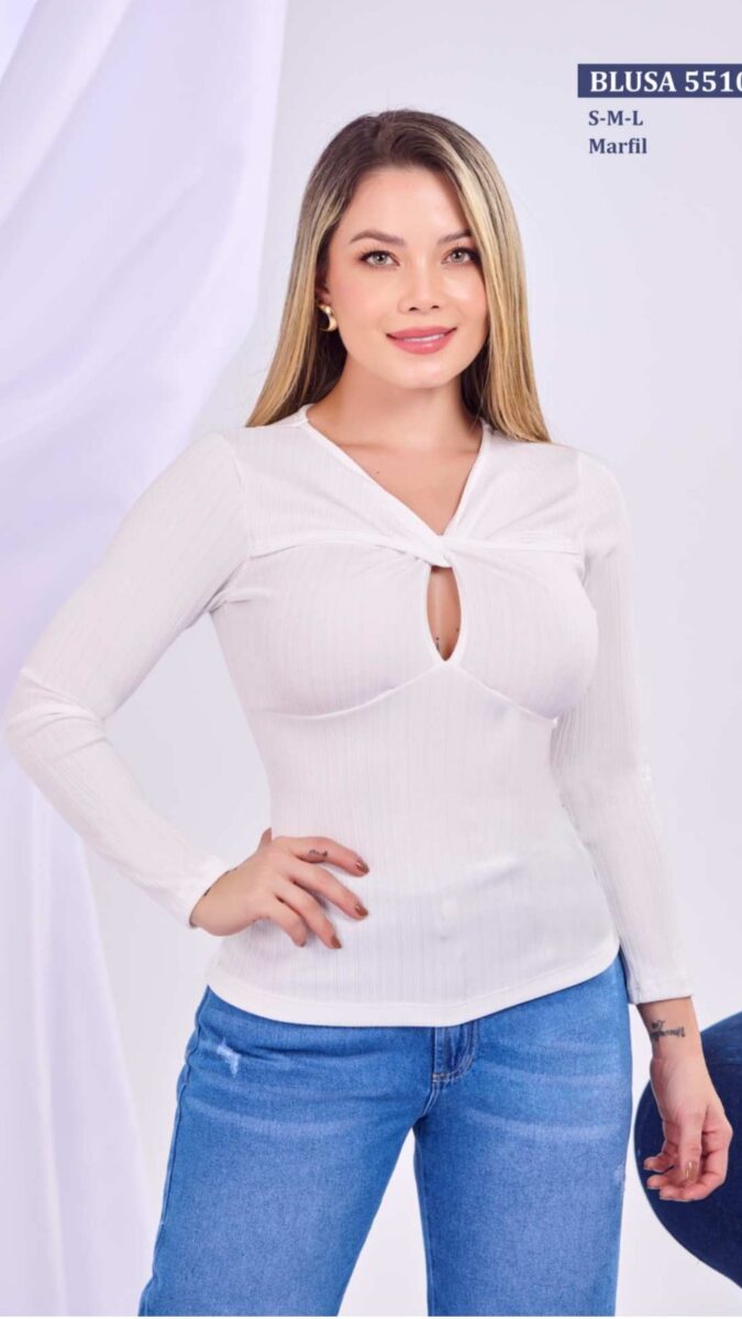 Blusa marfil elegancia nudo frontal