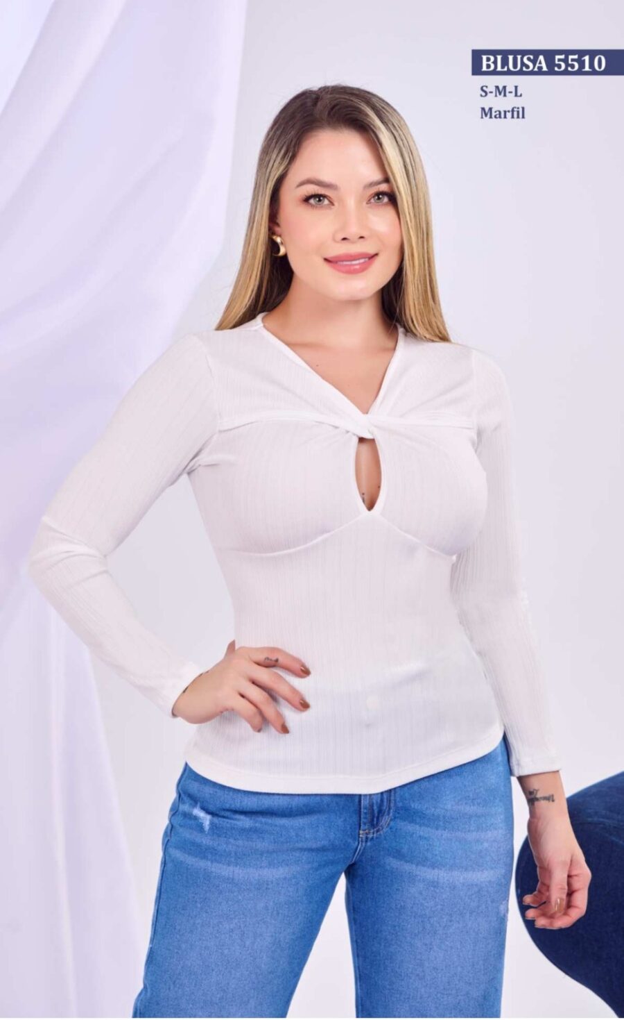 Blusa marfil elegancia nudo frontal