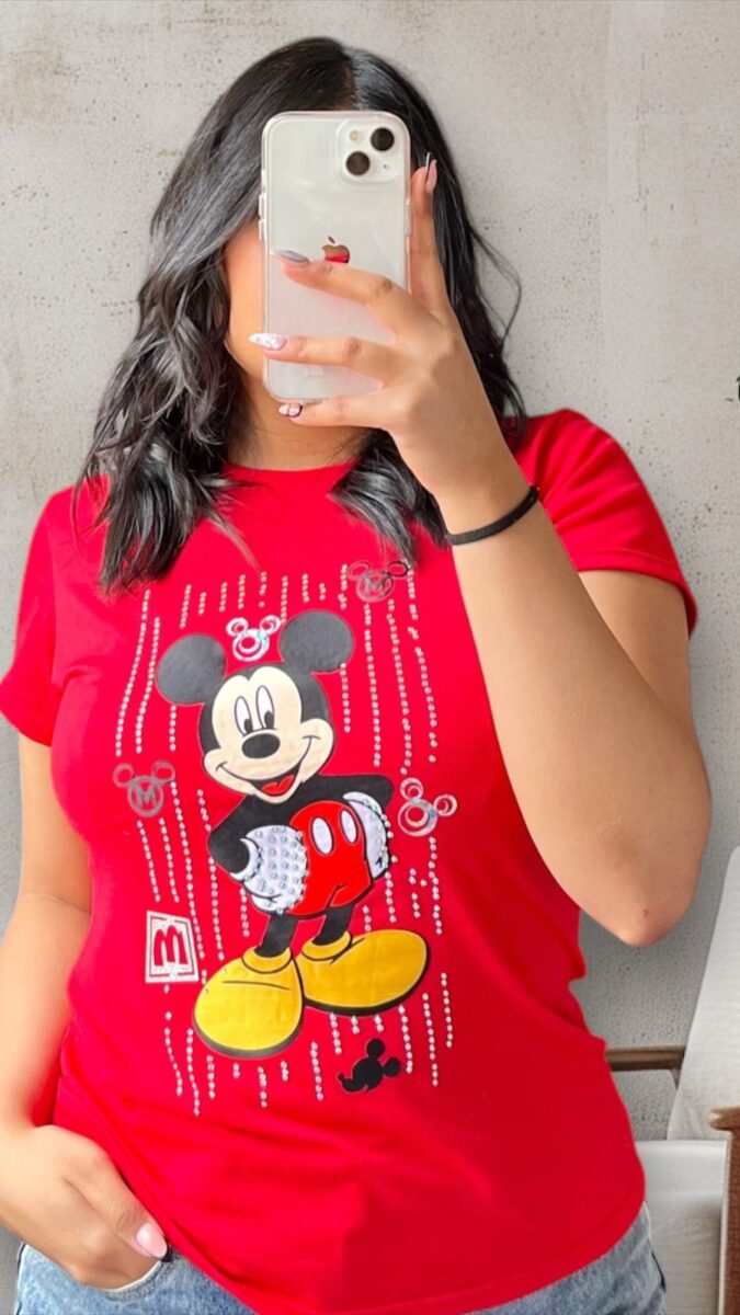 Camiseta con estampado de mickey mouse y detalles brillantes para mujer