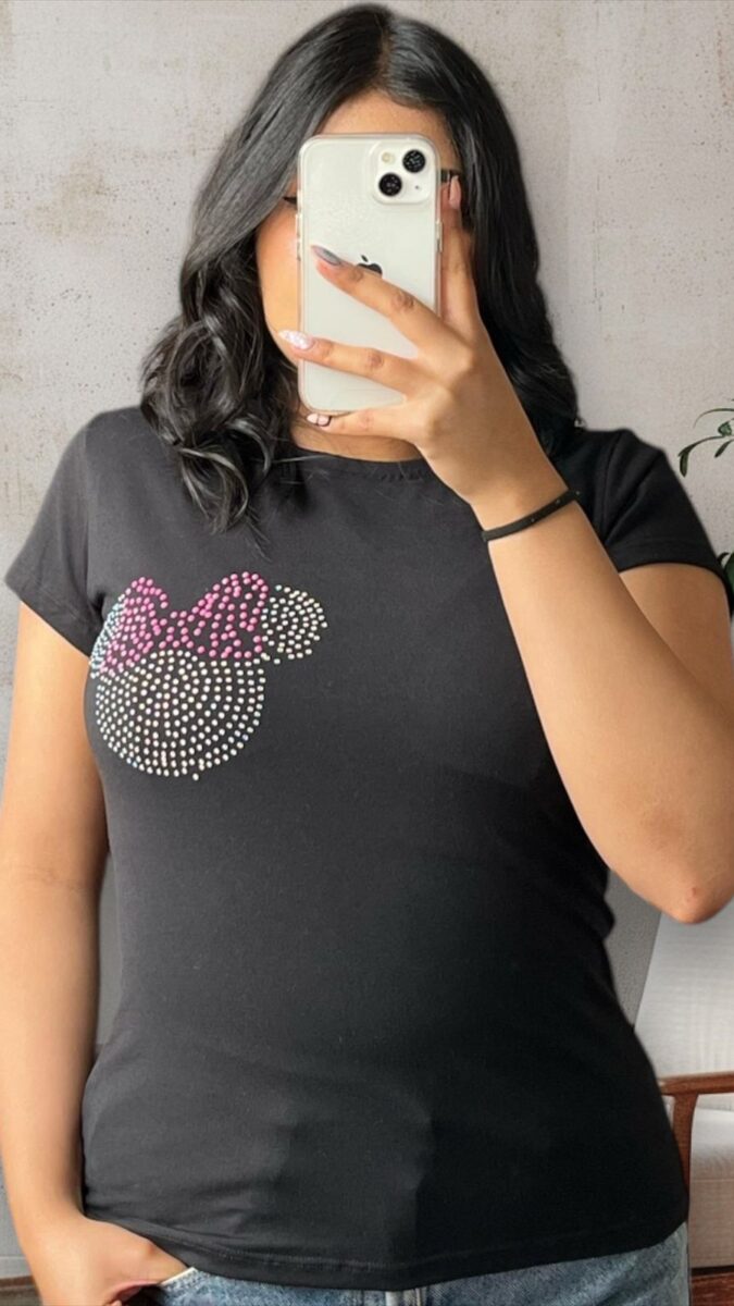 Camiseta lisa con pedreria en forma de minnie mouse para mujer