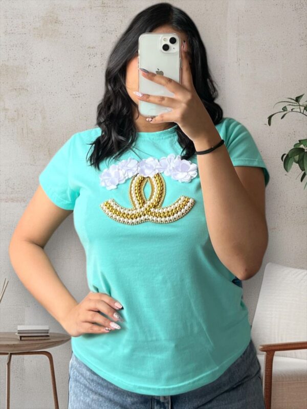 Camiseta con bordado floral y perlas doradas para mujer