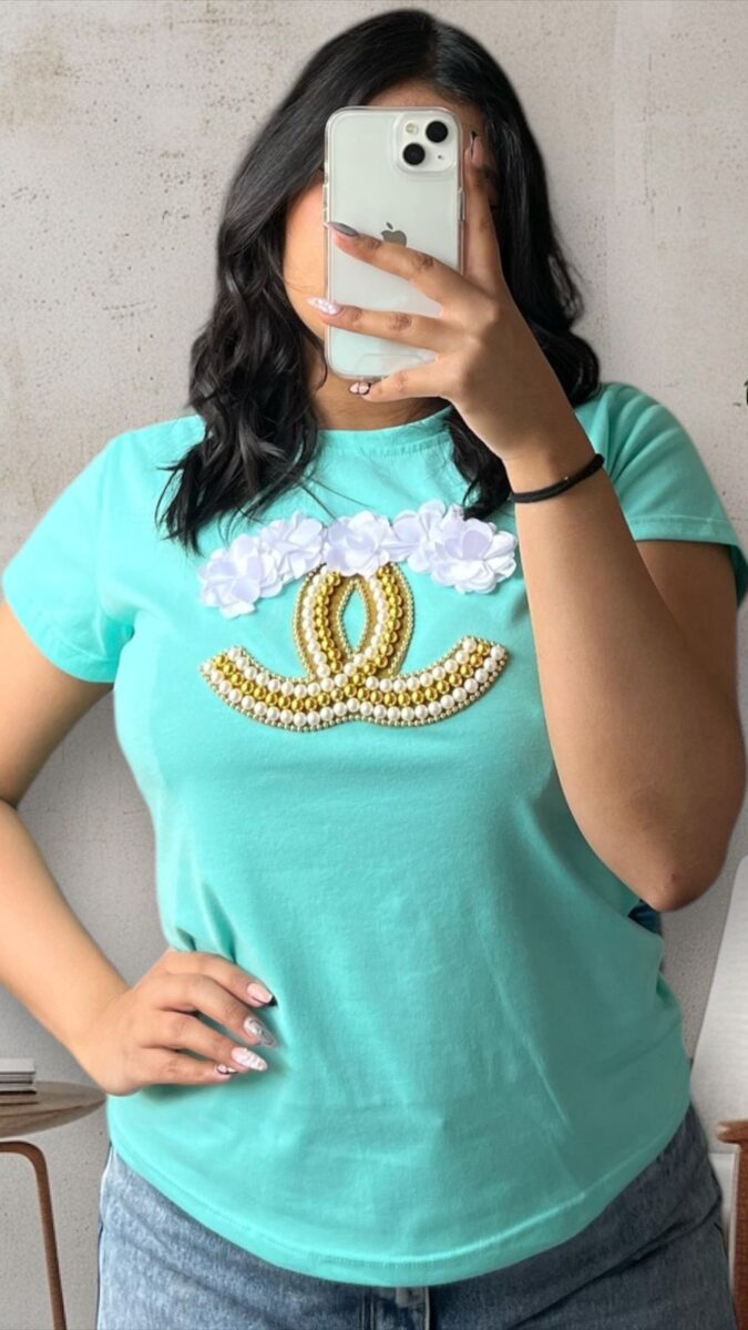 Camiseta con bordado floral y perlas doradas para mujer