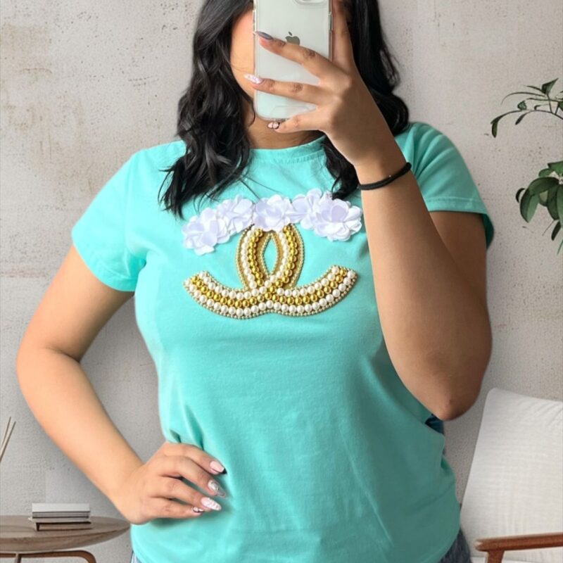 Camiseta con bordado floral y perlas doradas para mujer