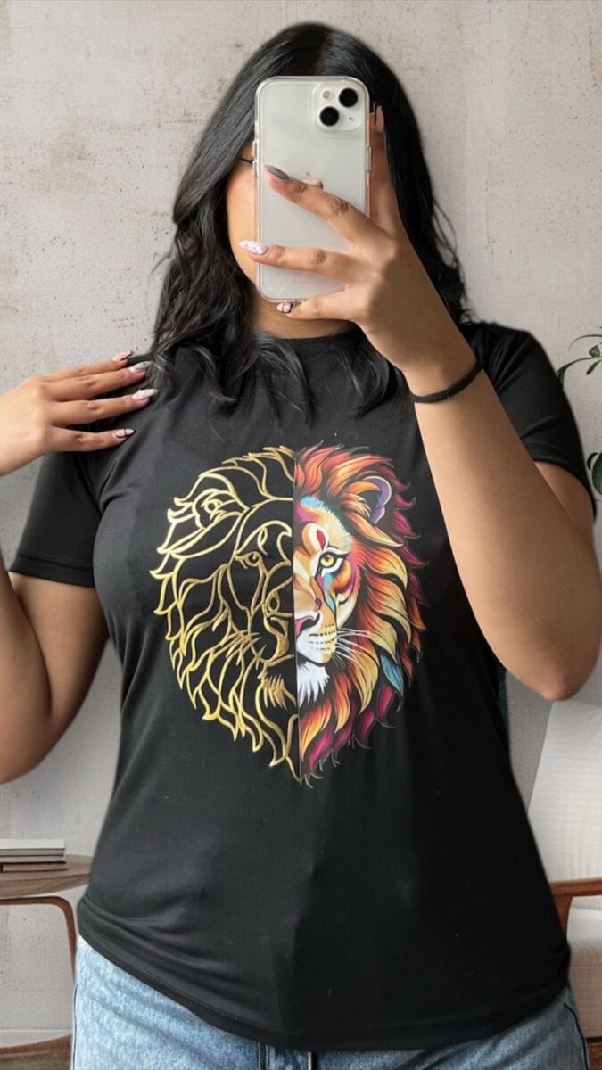 Camiseta con estampado de león para mujer