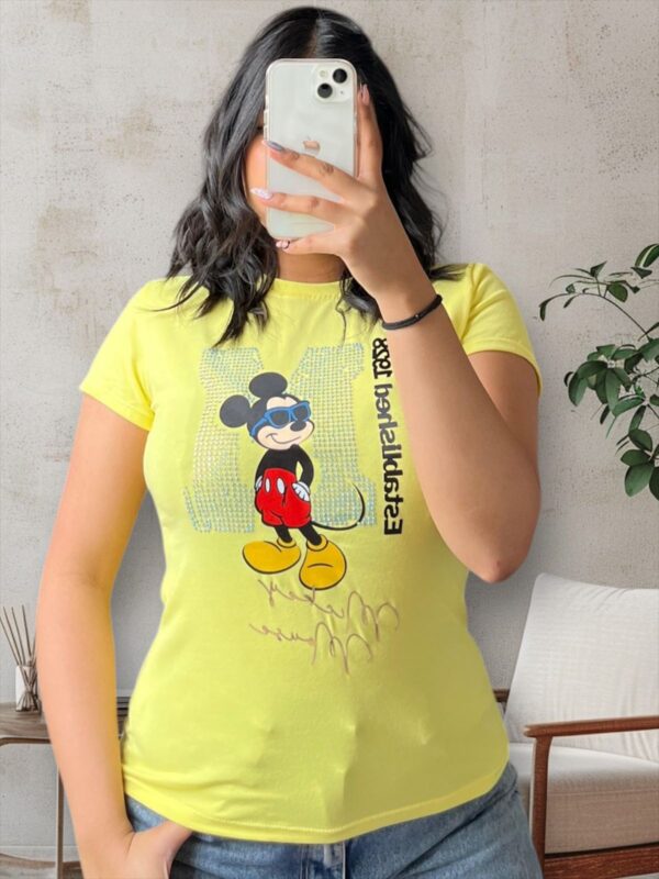 Camiseta con diseño de mickey mouse con letras y  pedreria para mujer